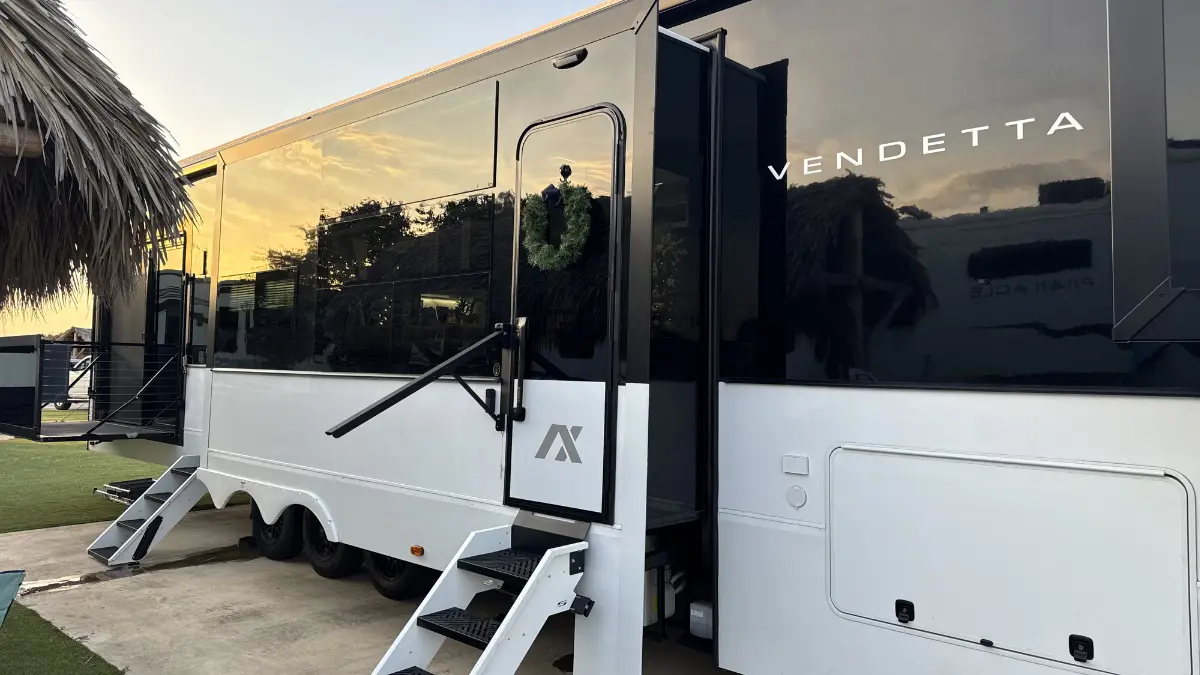 Axiom Vendetta 4250 full side profile exterior